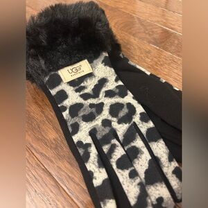 NWT UGG gloves soft & stretchy touchscreen accessible bundle Christmas shopping